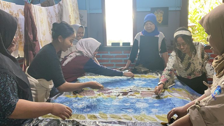 Peserta didik program Pendidikan Kecakapan Wirausaha (PKW) LKP Alvy School didampingi instruktur saat menyelesaikan proses pewarnaan motif kain batik dalam kegiatan pemagangan dan Project-Based Learning (PjBL) di workshop Batik Sekar Langit, Banjarnegara. Praktik ini menjadi bagian dari penguatan kompetensi teknis sebelum mereka menerjunkan diri ke dunia usaha mandiri.